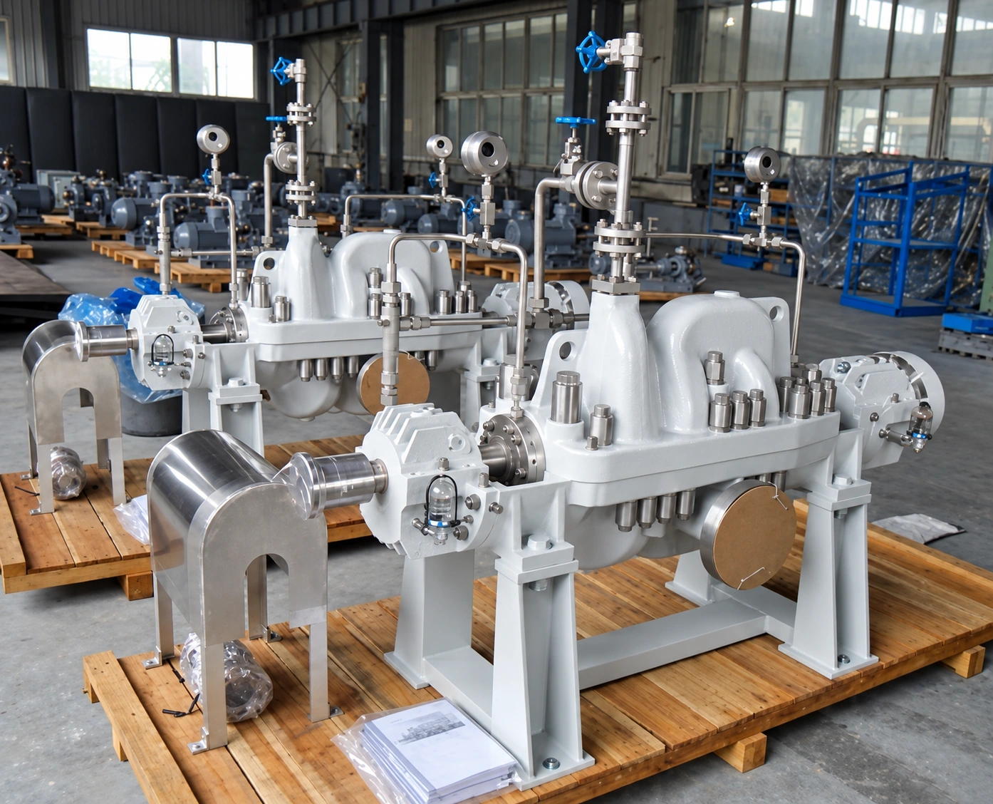 Graue Pumpenaggregate mit geteiltem Gehäuse auf Holzpaletten.