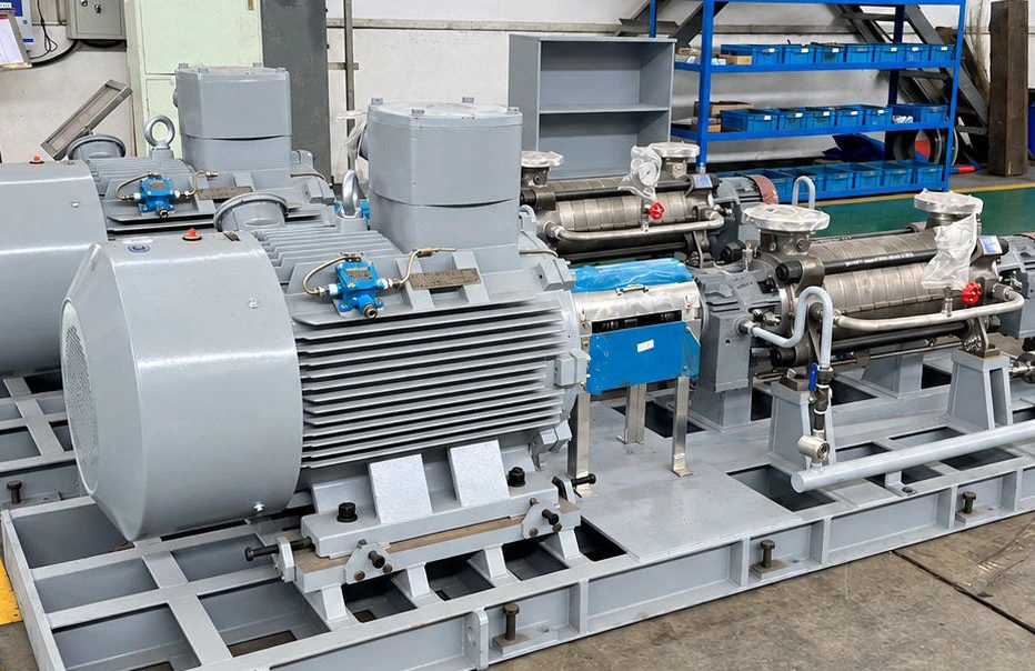 Motorbetriebene mehrstufige Pumpenaggregate auf grauen Grundplatten.