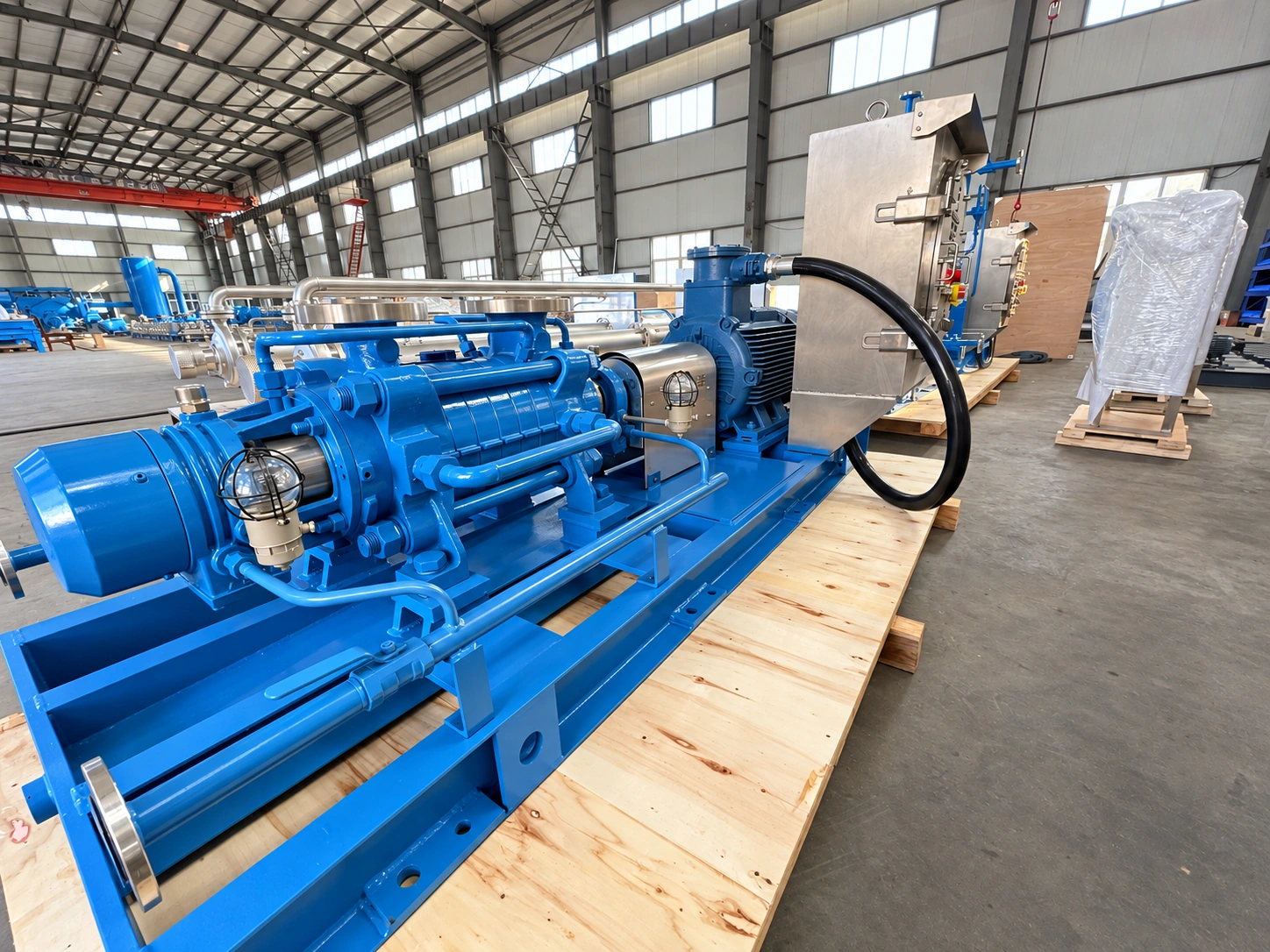 Seitenansicht eines blauen Mehrstufenpumpenaggregats mit Motor.