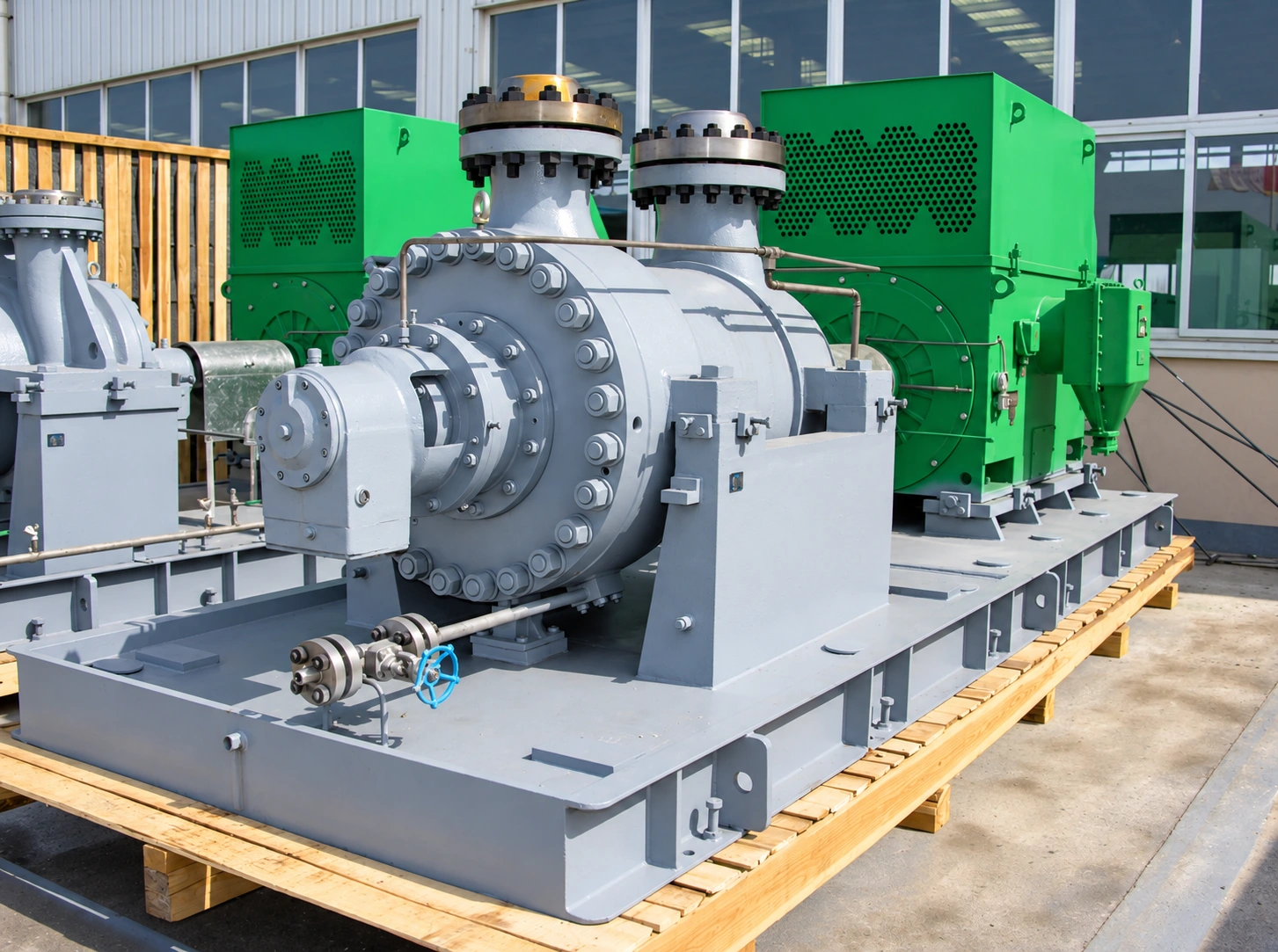 Topfgehäusepumpenaggregat mit grünen Motoren auf Transportunterlagen.