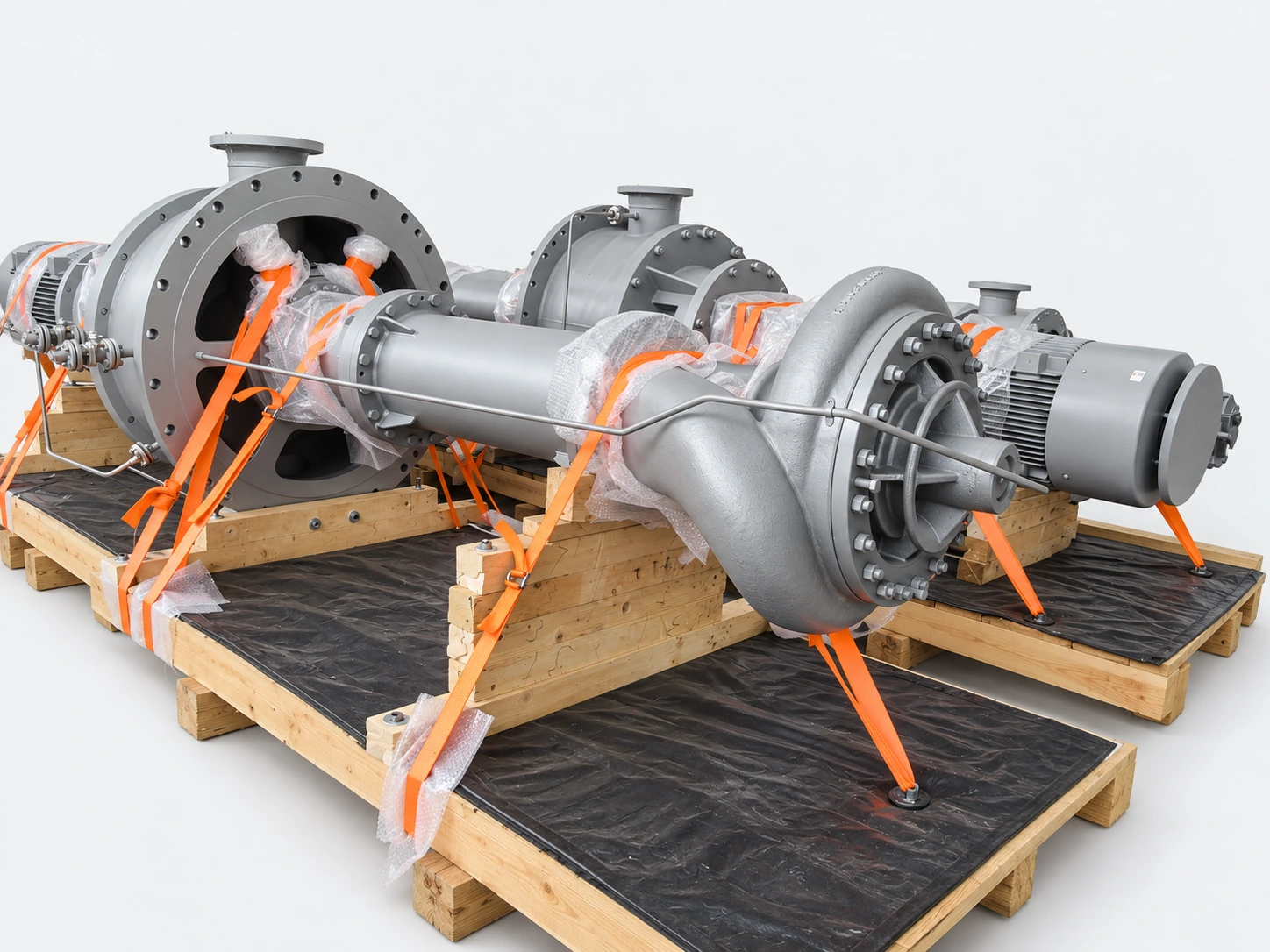 Mit orangefarbenen Gurten für den Transport gesicherte Pumpenaggregate.