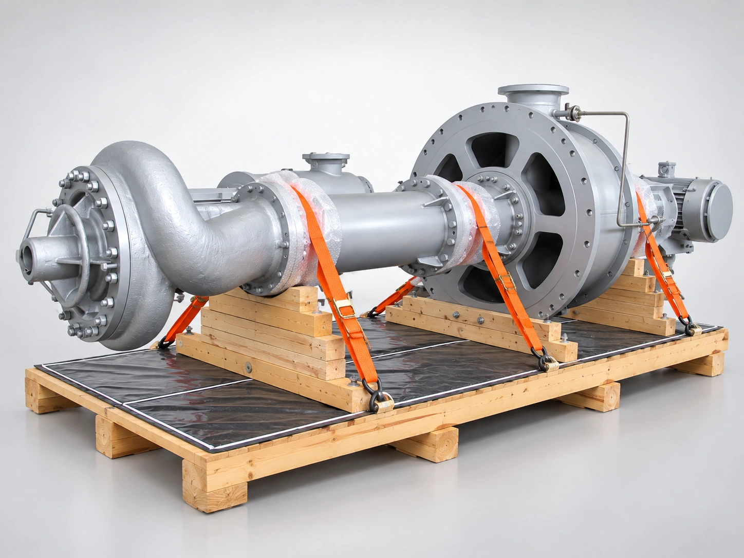 Seitenansicht eines Pumpenaggregats mit orangefarbenen Transportgurten.