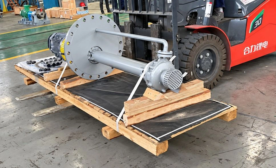 Pumpe mit langem Tragrohr auf einer Transportpalette neben einem roten Gabelstapler.