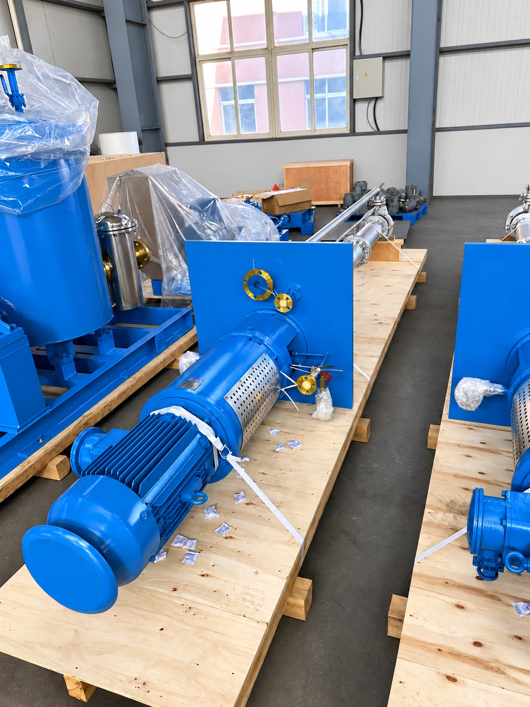 Blaues Pumpenaggregat mit Motor in der Werkstatt.