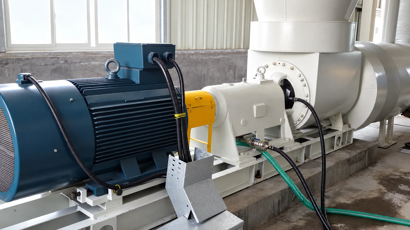 Ansicht einer chemischen Axialpumpe, des Lagergehäuses und Motors von der gegenüberliegenden Seite.